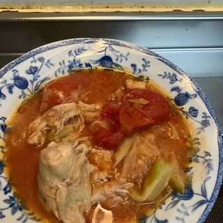 鶏肉とブロッコリーの茎とキャベツのトマトスープ♪